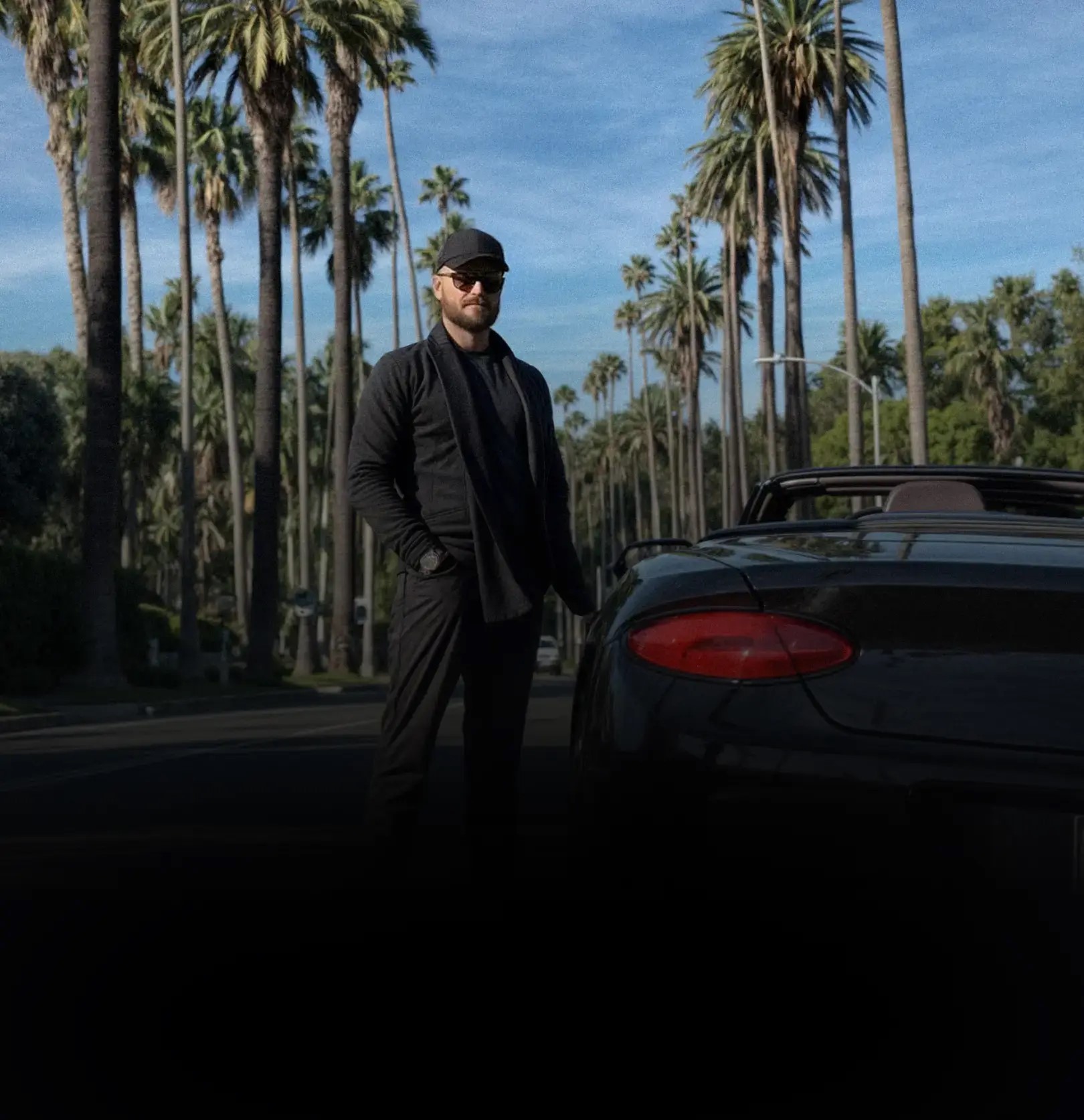 Mężczyzna przy samochodzie